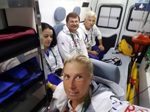 Hlaváčková se projela i v sanitce.