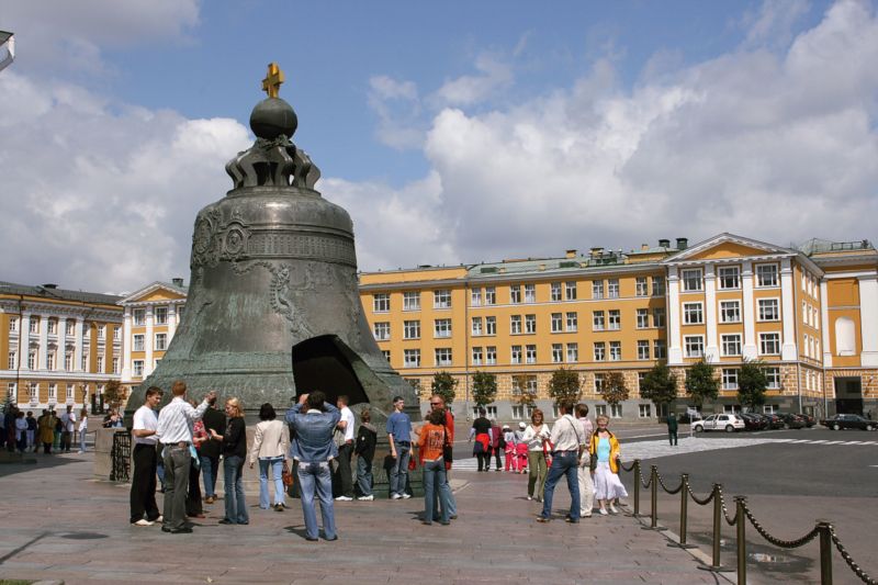 Obrovský zvon zvaný Car-kolokol patří mezi největší moskevské atrakce.