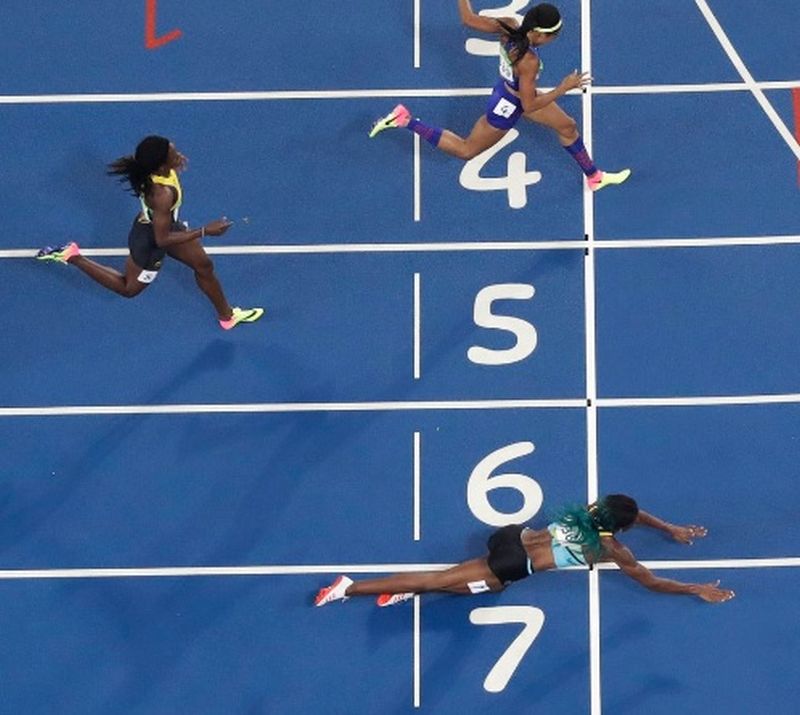 Shaunae Millerová (dole) v cíli.