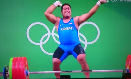Vzpěrač David Katoatau.