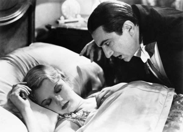 Bela Lugosi v roli Draculy po boku s Helen Chandler.