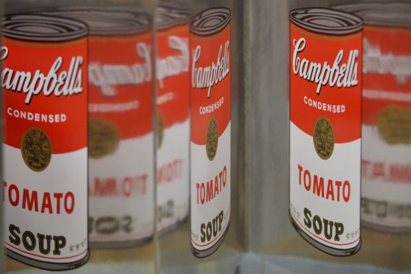 Obrázky plechovek polévky od společnosti Campbell Soup Company.