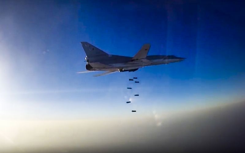 Ruský bombardér Tu-22M3 nad syrským Aleppem.
