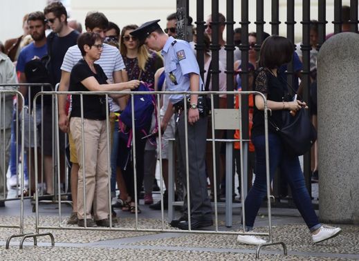 Příchozím turistům vojáci a policisté kontrolují i batohy.