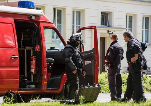 Policie před domem muže, který plánoval útok.
