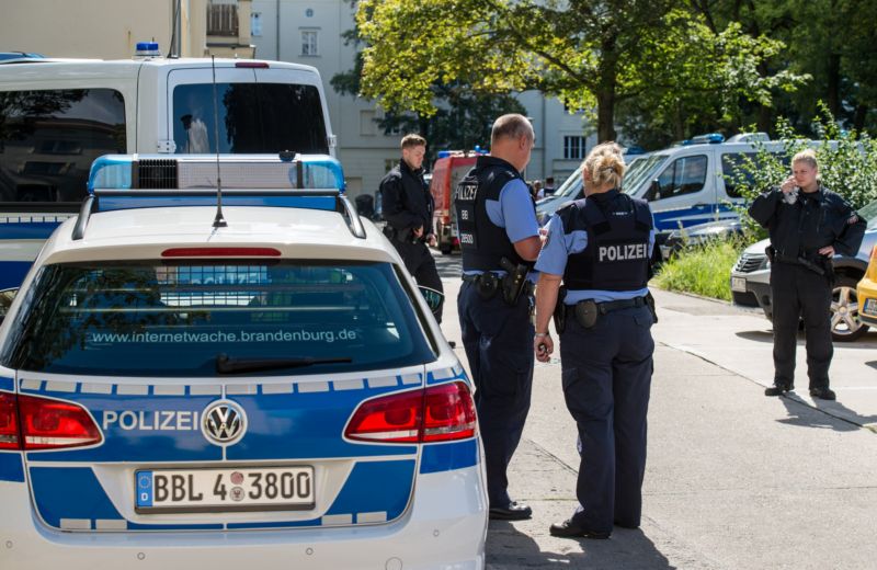 Policie před domem muže, který plánoval útok. Policie před domem muže, který plánoval útok.