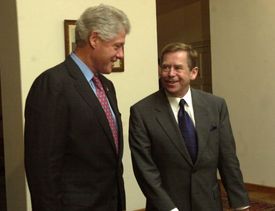 Clinton (vlevo) a Havel.