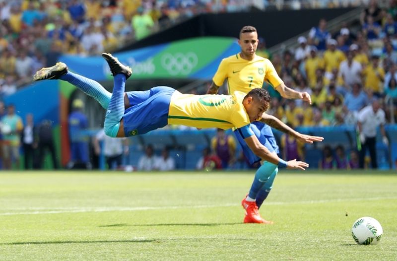 Neymar střílí vedoucí gól Brazílie.