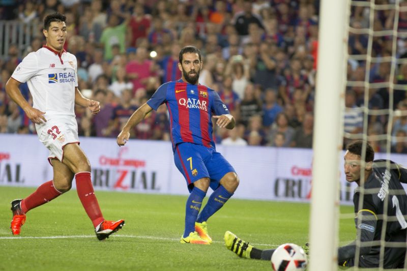 Dvougólový střelec Barcelony Arda Turan.