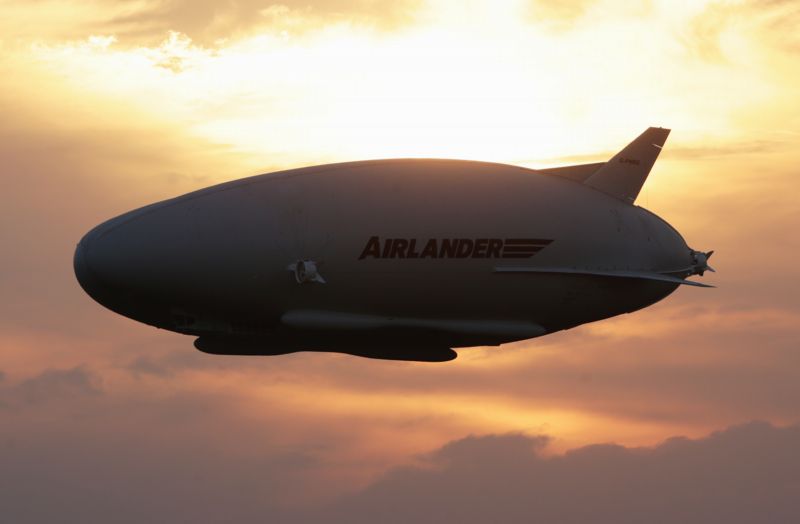 Obří hybridní vzducholoď Airlander 10 se vznesla k nebi. 