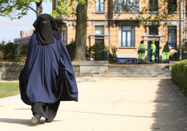 Muslimka v nikábu.