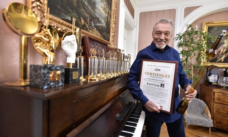 Zpěvák Karel Gott s certifikátem.
