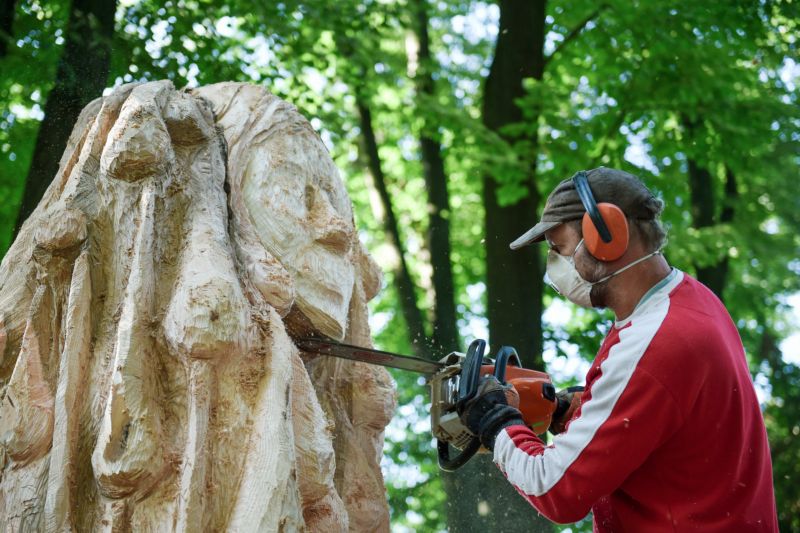 Novou sochu pro libereckou zoo vytvoří sochař Jan Švadlenka (na snímku).