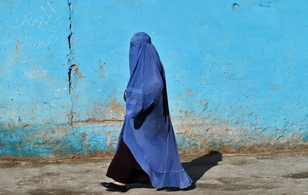 Burka zcela zahaluje tvář ženy.
