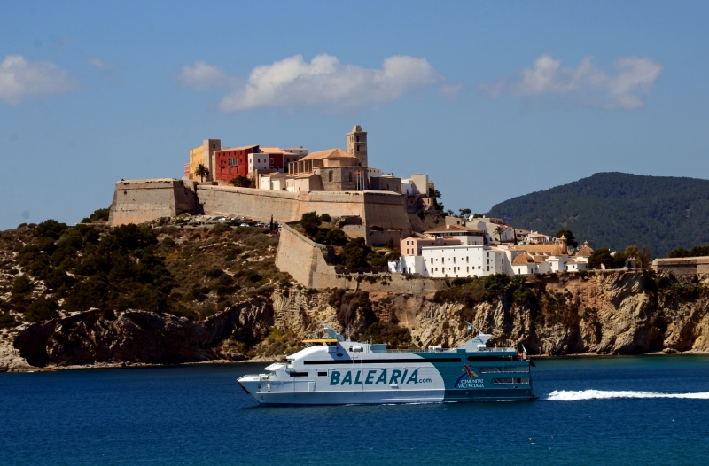 Ibiza nabízí krásné přírodné scenérie a divoký noční život. Na snímku město Ibiza.