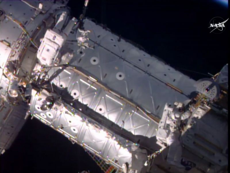 Astronauti Jeffrey Williams (vlevo) a Kate Rubinsová v otevřeném vesmíru.