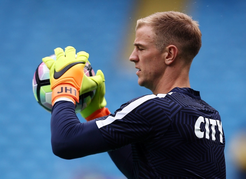 Anglický reprezentační brankář Joe Hart v Manchesteru City ztratil s letním příchodem trenéra Pepa Guardioly místo v sestavě a spekuluje se o jeho odchodu. Anglický reprezentační brankář Joe Hart v Manchesteru City ztratil s letním příchodem trenéra Pepa Guardioly místo v sestavě a spekuluje se o jeho odchodu.