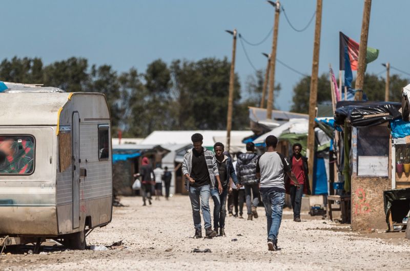 Provizorní uprchlický tábor u Calais.