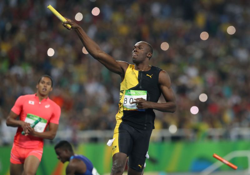 Finišmen jamajské štafety Usain Bolt v cíli olympijského závodu.
