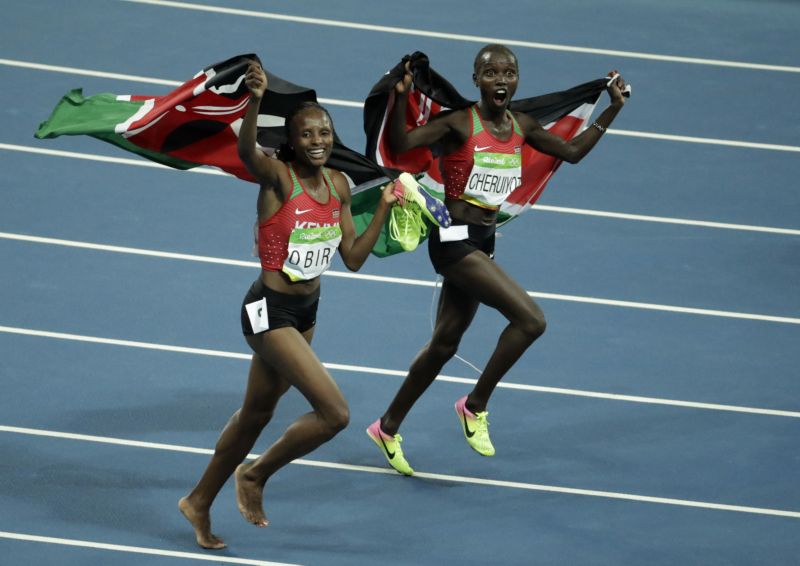 Keňské vytrvalkyně Vivian Cheruiyotová (vpravo) a Hellen Obiriová.