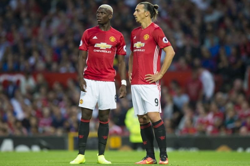 Fotbalisté Manchesteru United Paul Pogba (vlevo) a Zlatan Ibrahimovič.