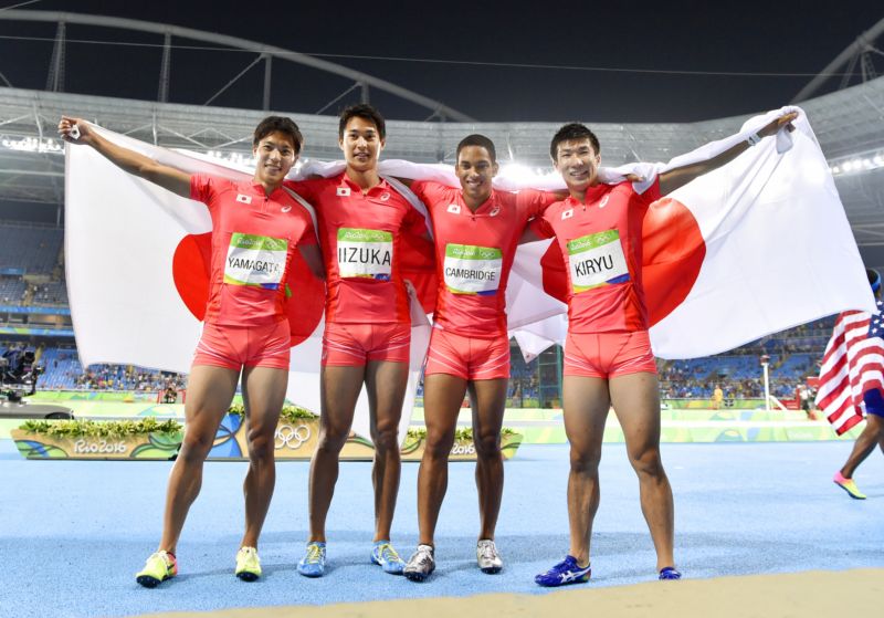 Japonští sprinteři slaví stříbro ze štafety 4x100 metrů.
