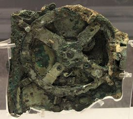 PRVNÍ POČÍTAČ. Fragment takzvaného mechanismu z Antikythéry.