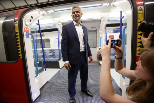 Slavnostního zahájení nočního provozu londýnského metra se zúčastnil i starosta Londýna Sadiq Khan.