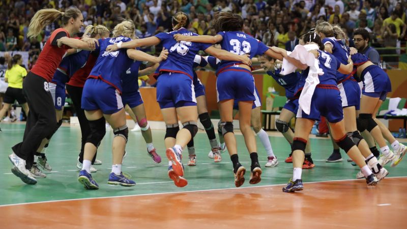 Ruské házenkářky slaví vítězství na olympijském turnaji.