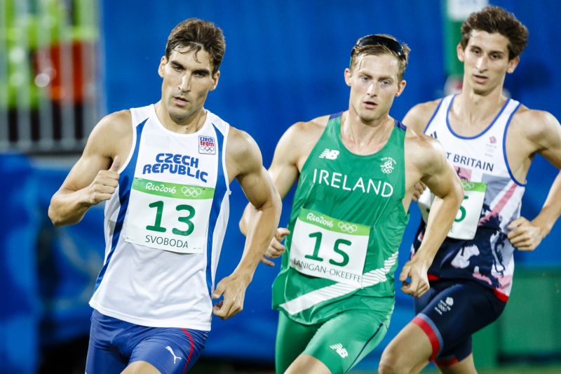 Český moderní pětibojař David Svoboda (vlevo) na trase olympijského závodu.