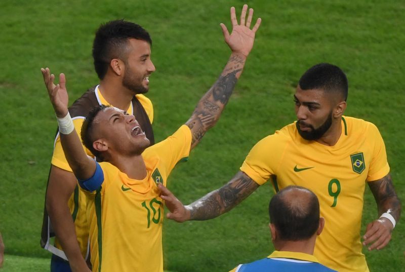 Brazilský kapitán Neymar slaví gól v německé síti.