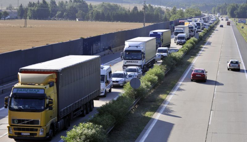Kvůli motocyklovým závodům na brněnském okruhu se na dálnici D1 utvořila až 10 kilometrů dlouhá kolona.