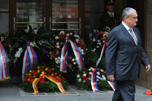 Pietního aktu se zúčastnil i předseda zahraničního výboru Poslanecké sněmovny Karel Schwarzenberg. Pietního aktu se zúčastnil i předseda zahraničního výboru Poslanecké sněmovny Karel Schwarzenberg.