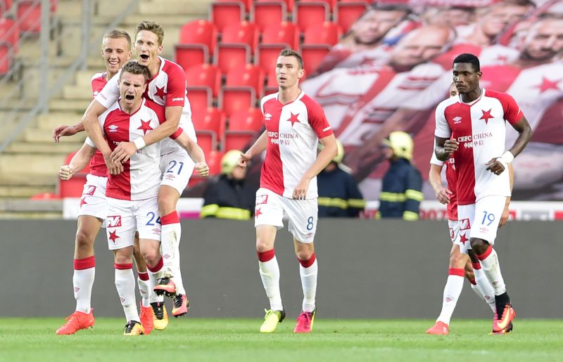 Fotbalisté pražské Slavie slaví gól v síti soupeře.