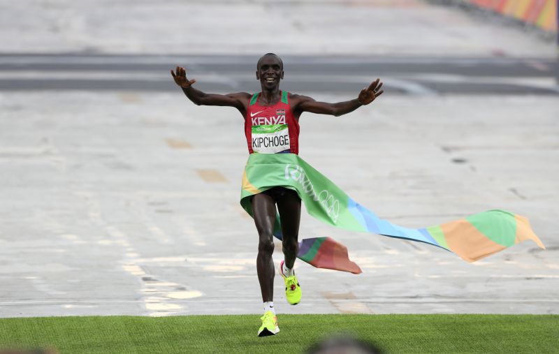 Keňský maratonec Eliud Kipchoge v cíli olympijského závodu.