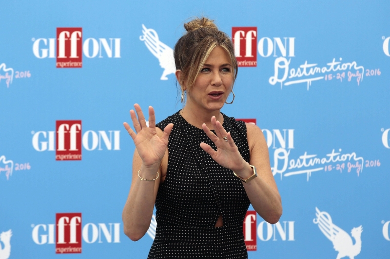 Ani matčina smrt nezahladila její rozepři s Jennifer Aniston. Ta odmítla převzít popel Nancy Dow.