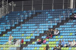 Poloprázdná tribuna.