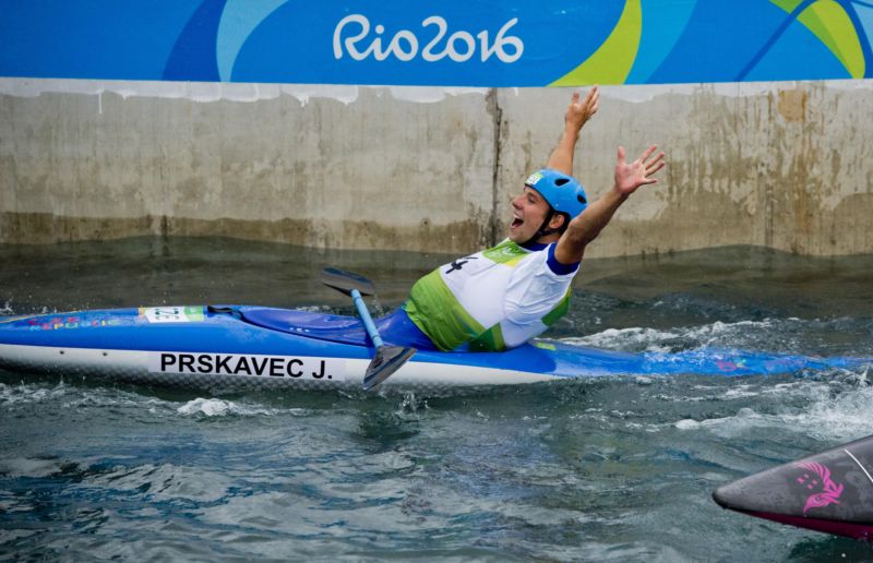 Jiří Prskavec (vodní slalom-K1, bronz)
Od školky říkal, že bude profesionální kajakář. Že bude závodit na olympiádě. Ale že odtud i přiveze medaili? Když dojel v Riu do cíle, zašklebil se zmarem. Jedna penalizace. Byl sice třetí, ale za ním jel ještě vedoucí Slovák Jakub Grigar. Tomu se ale jízda nevydařila. "Šťouch mě mrzel, mohl jsem vyhrát. Ale chtěl jsem hlavně medaili, je to neuvěřitelný," líčil Prskavec. Zlato může přijít v Tokiu 2020. tehdy bude "Jířovi" 27 let. Ideální věk. Jiří Prskavec (vodní slalom-K1, bronz)
Od školky říkal, že bude profesionální kajakář. Že bude závodit na olympiádě. Ale že odtud i přiveze medaili? Když dojel v Riu do cíle, zašklebil se zmarem. Jedna penalizace. Byl sice třetí, ale za ním jel ještě vedoucí Slovák Jakub Grigar. Tomu se ale jízda nevydařila. "Šťouch mě mrzel, mohl jsem vyhrát. Ale chtěl jsem hlavně medaili, je to neuvěřitelný," líčil Prskavec. Zlato může přijít v Tokiu 2020. tehdy bude "Jířovi" 27 let. Ideální věk.