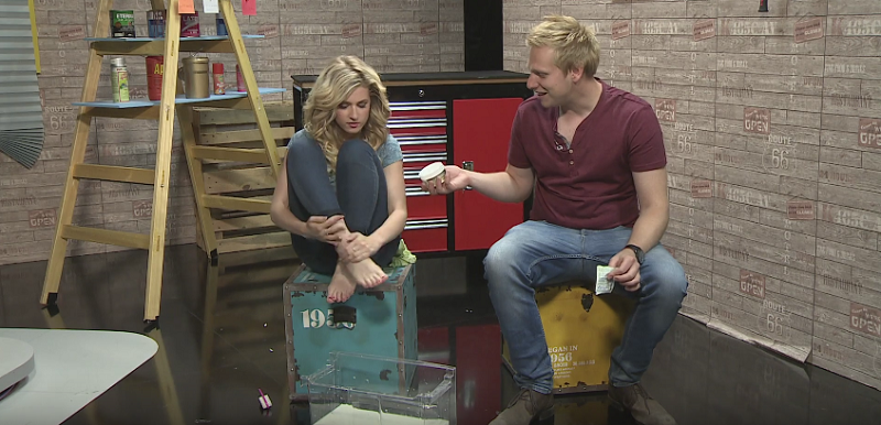 Adam Novotný a Lucie Šprinclová vám poradí, jak ušetřit za pedikúru. Adam Novotný a Lucie Šprinclová vám poradí, jak ušetřit za pedikúru.