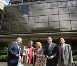 Premiér B. Sobotka (druhý zprava) předal klíč od budovy Themos.