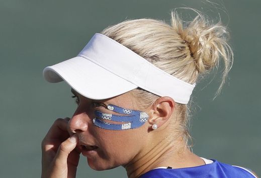 Zraněná Andrea Hlaváčková v utkání o bronz.