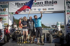 Čeští závodníci na stupních vítězů se všemi trofejemi.