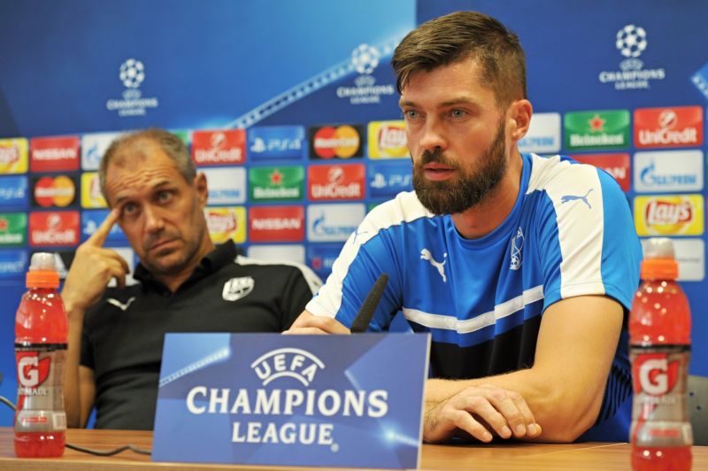 Brankář Matúš Kozáčik a trenér Roman Pivarník. 