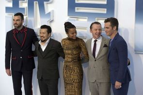 Filmový tým zleva herec Zachary Quinto, režisér Justin Lin, herečka Zoe Saldana, herec Simon Pegg a v neposlední řadě nový kapitán Kirk Chris Pine.