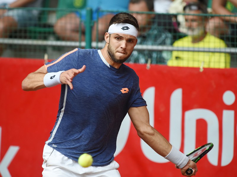 Tenista Jiří Veselý porazil v druhém kole ve Winston-Salemu 7:6, 6:4 nasazenou pětku a obhájce titulu Kevina Andersona z JAR. Tenista Jiří Veselý porazil v druhém kole ve Winston-Salemu 7:6, 6:4 nasazenou pětku a obhájce titulu Kevina Andersona z JAR.