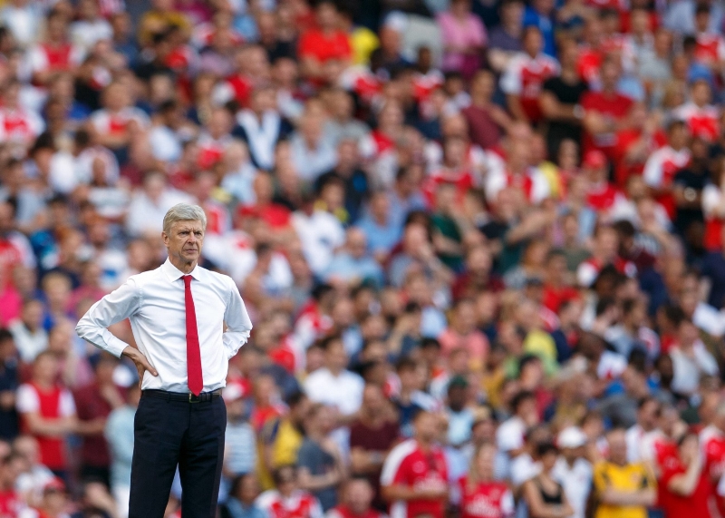 Dvacet let stejný obrázek. Arsène Wenger na lavičce Arsenalu. Dvacet let stejný obrázek. Arsène Wenger na lavičce Arsenalu.