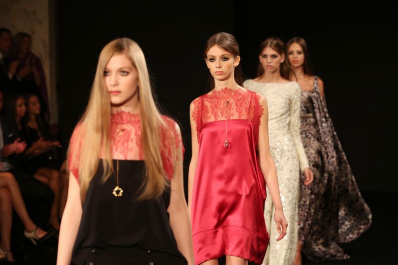 Mercedes Benz Prague Fashion Week bude obchodní dům Kotva hostit první zářijový týden. Mercedes Benz Prague Fashion Week bude obchodní dům Kotva hostit první zářijový týden.