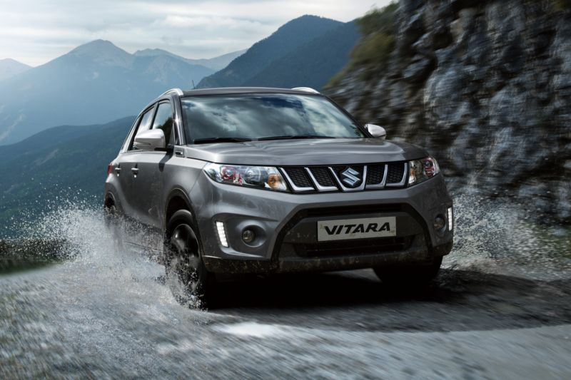 Sebevědomí neztrácí Vitara S ani při jízdě v terénu.