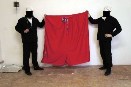 Vlajku pověsili v převleku za kominíky.