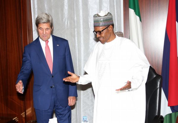 Zleva John Kerry a Muhammadu Buhari.